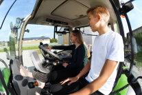 Zwei Schüler sitzen auf einem Traktor © Angelika Warmuth/StMELF 