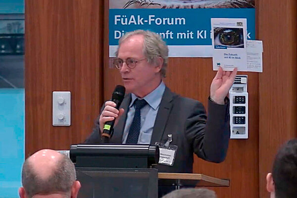 Dr. Maximilian Wohlgschaft, am Rednerpult