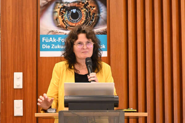 Prof. Elfriede Berger am Rednerpult