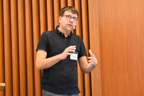 Professor Patrick Mäder am Rednerpult