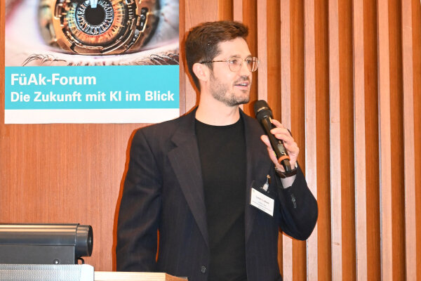 Leon Lukas am Rednerpult