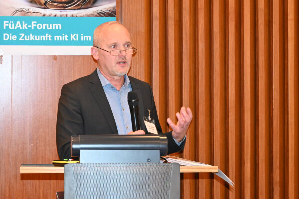 Dr. Alexander Malcharek am Rednerpult