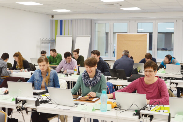 Anwärter arbeiten mit ihren Laptops im großen Seminarraum.