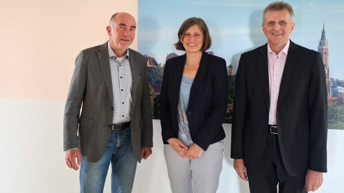 3 Personen stehen nebeneinander