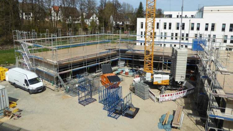 Rohbau eines Verwaltungsgebäudes, der mit Gerüst eingeschalt ist
