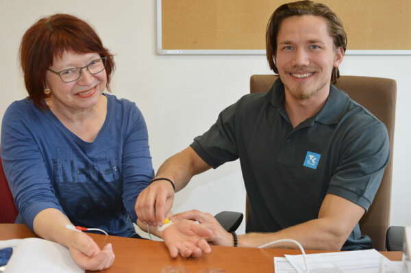 Lächelnde Protagonisten und es geschieht etwas auf dem Foto: Ein positives Beispiel für ein Aktionsfoto, vom Gesundheitstag der FüAk. 