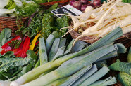 Frisches Gemüse auf einem Marktstand